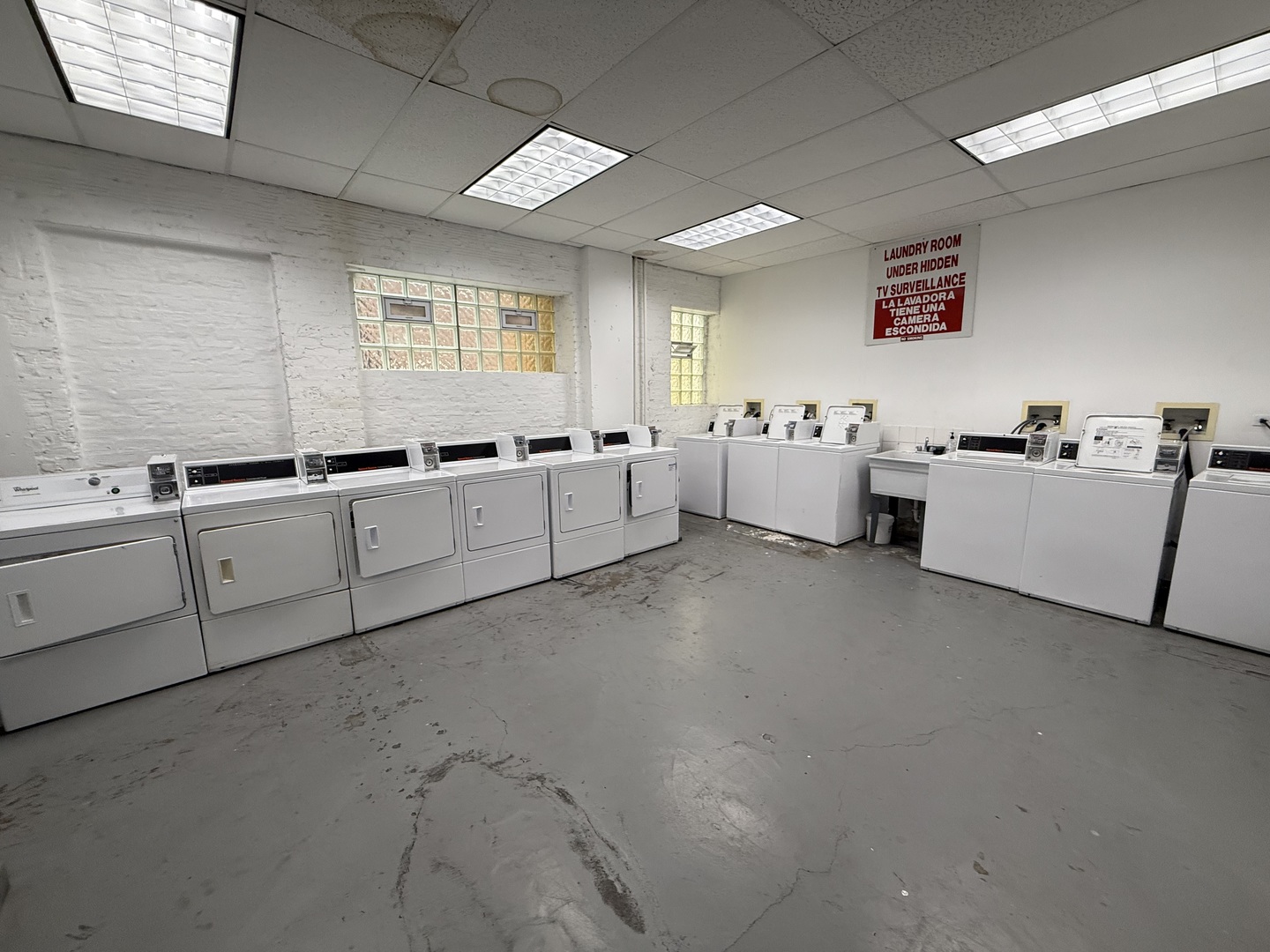 6930 North Greenview Avenue, Unit 608 Chicago, IL 60626 - Photo 10 of 10 a large white room with cabinets