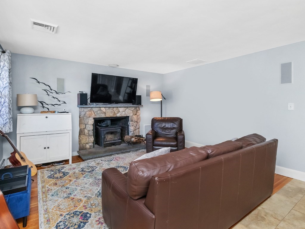42 Virginia Road Waltham, MA 02453 - Photo 5 of 34