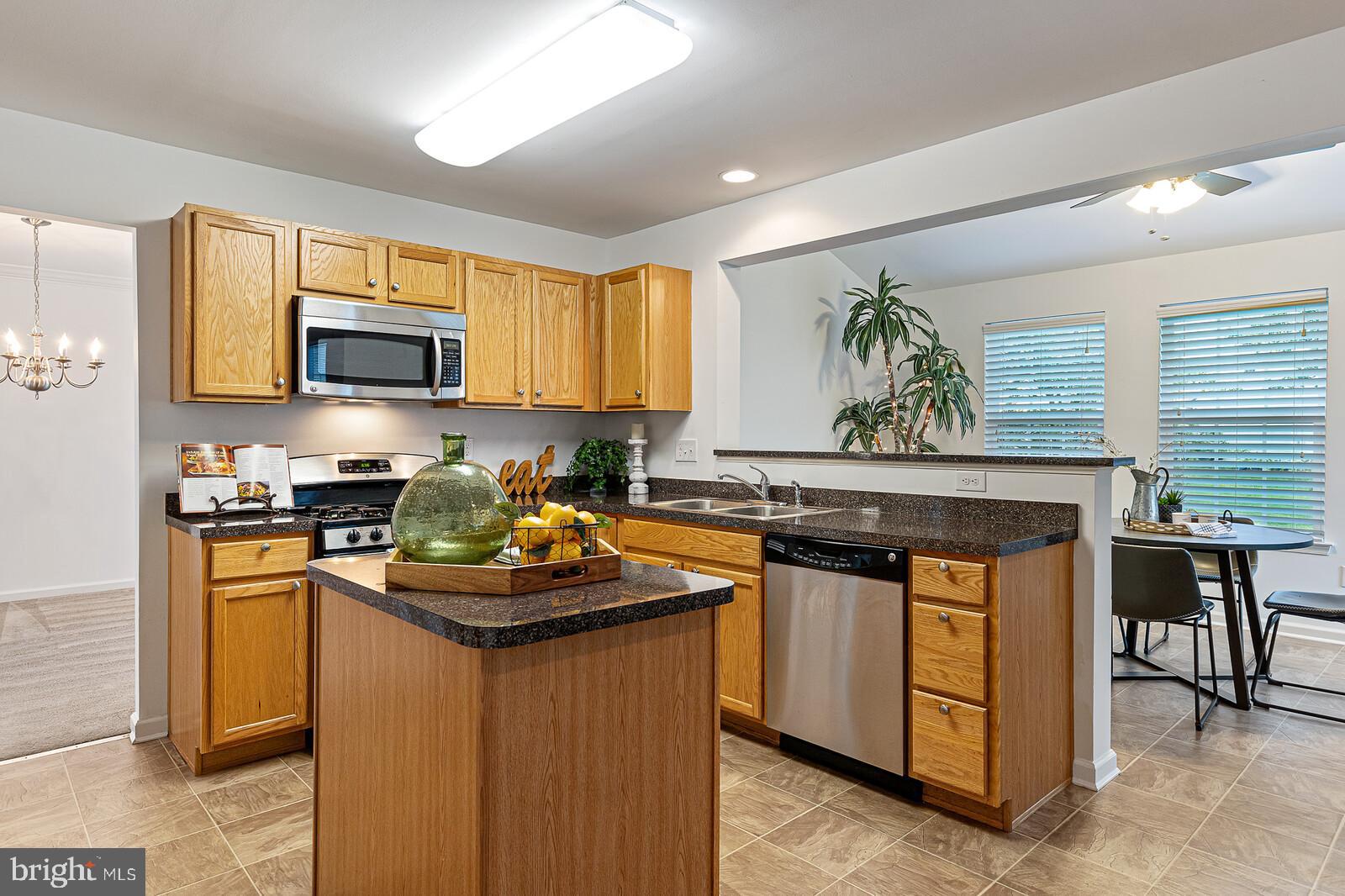 217 Aberdeen Way Townsend, DE 19734 - Photo 7 of 26 Kitchen looking into morning room