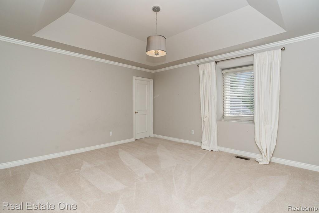 5575 Murfield Drive Rochester, MI 48306 - Photo 30 of 53 Bedroom with tray ceilings and dual-entry full bath