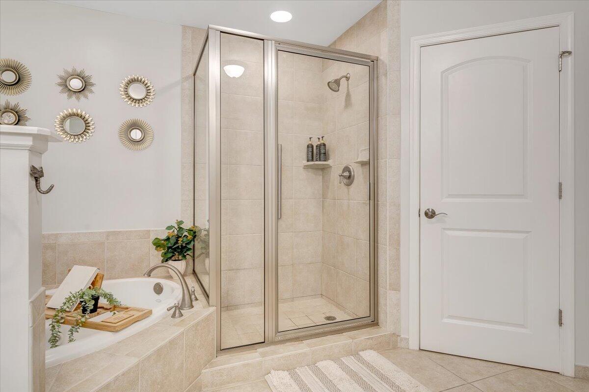 100 Bridgewater Pointe Place, Unit 502 Moneta, VA 24121 - Photo 35 of 54 a bathroom with a tub shower and a sink