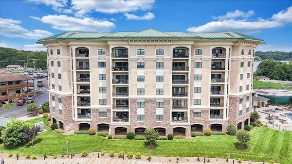 $715,000 | 100 Bridgewater Pointe Place, Unit 502, Moneta, VA 24121
