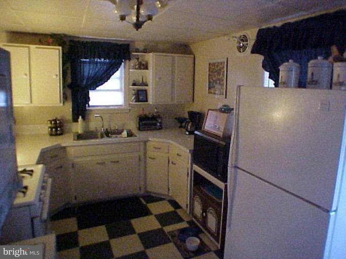 2916 Gladnor Road Pasadena, MD 21122 - Photo 5 of 12 Kitchen