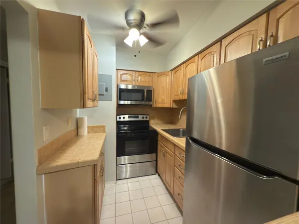 $1,700 | 600 Layne Boulevard, Unit 117, Hallandale Beach, FL 33009