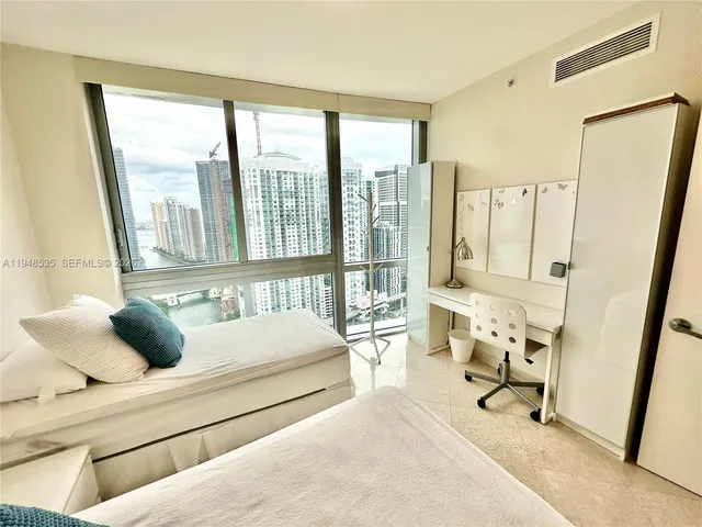 $4,450 | 350 South Miami Avenue, Unit 3302, Miami, FL 33130