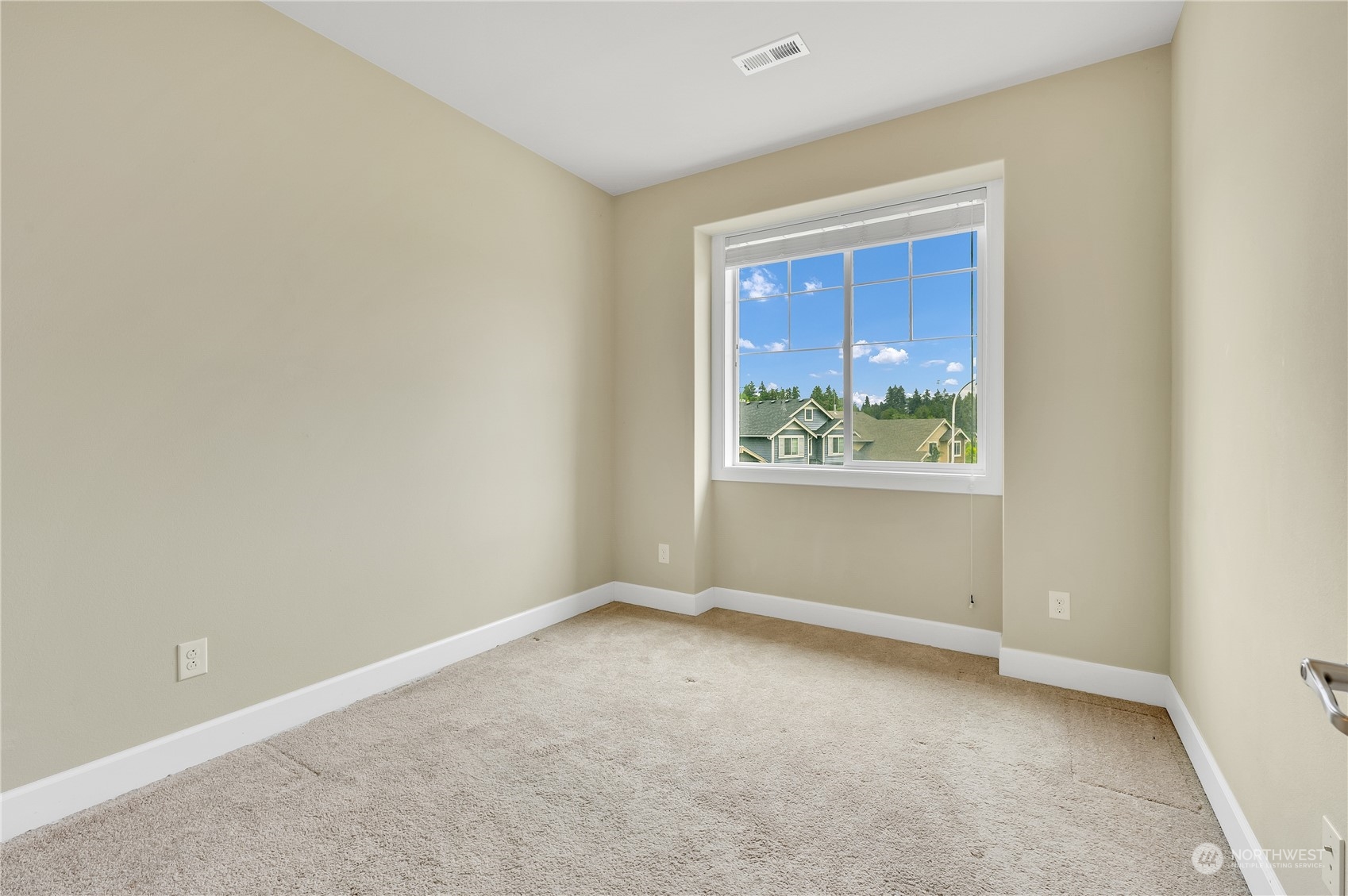 1118 Southwest 338th Street Federal Way, WA 98023 - Photo 18 of 25 an empty room with windows