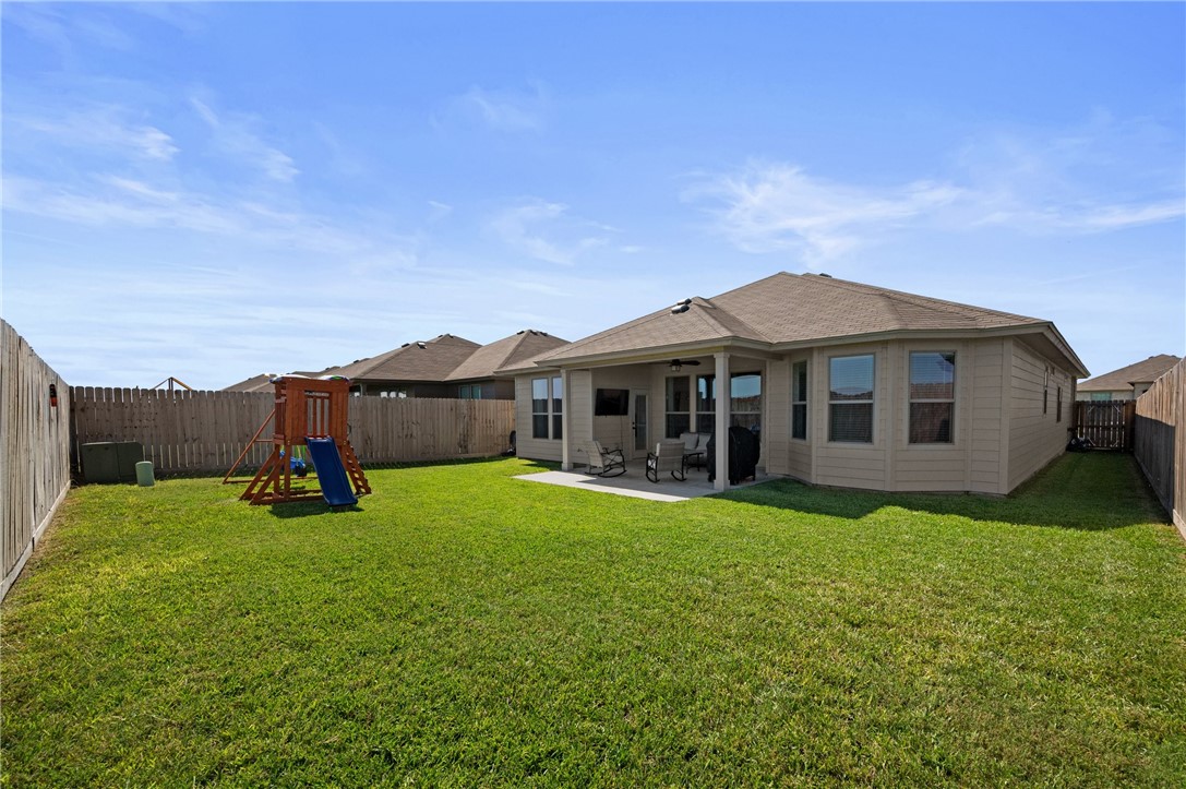 1035 Ocean Breeze Portland, TX 78374 - Photo 24 of 24 a backyard of a house with table and chairs