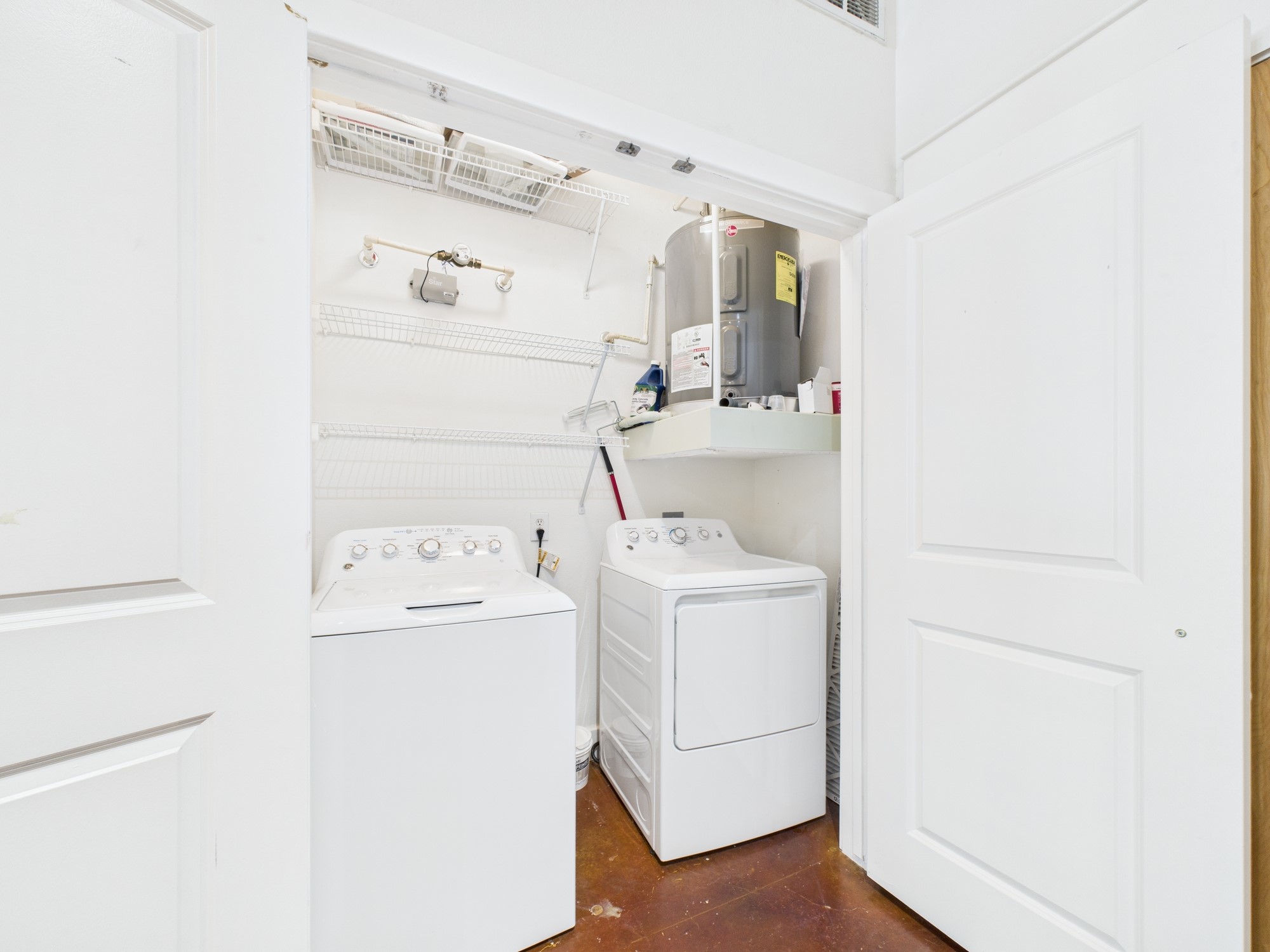 1901 Post Oak Boulevard, Unit 1405 Houston, TX 77056 - Photo 11 of 25 a utility room with dryer and washer