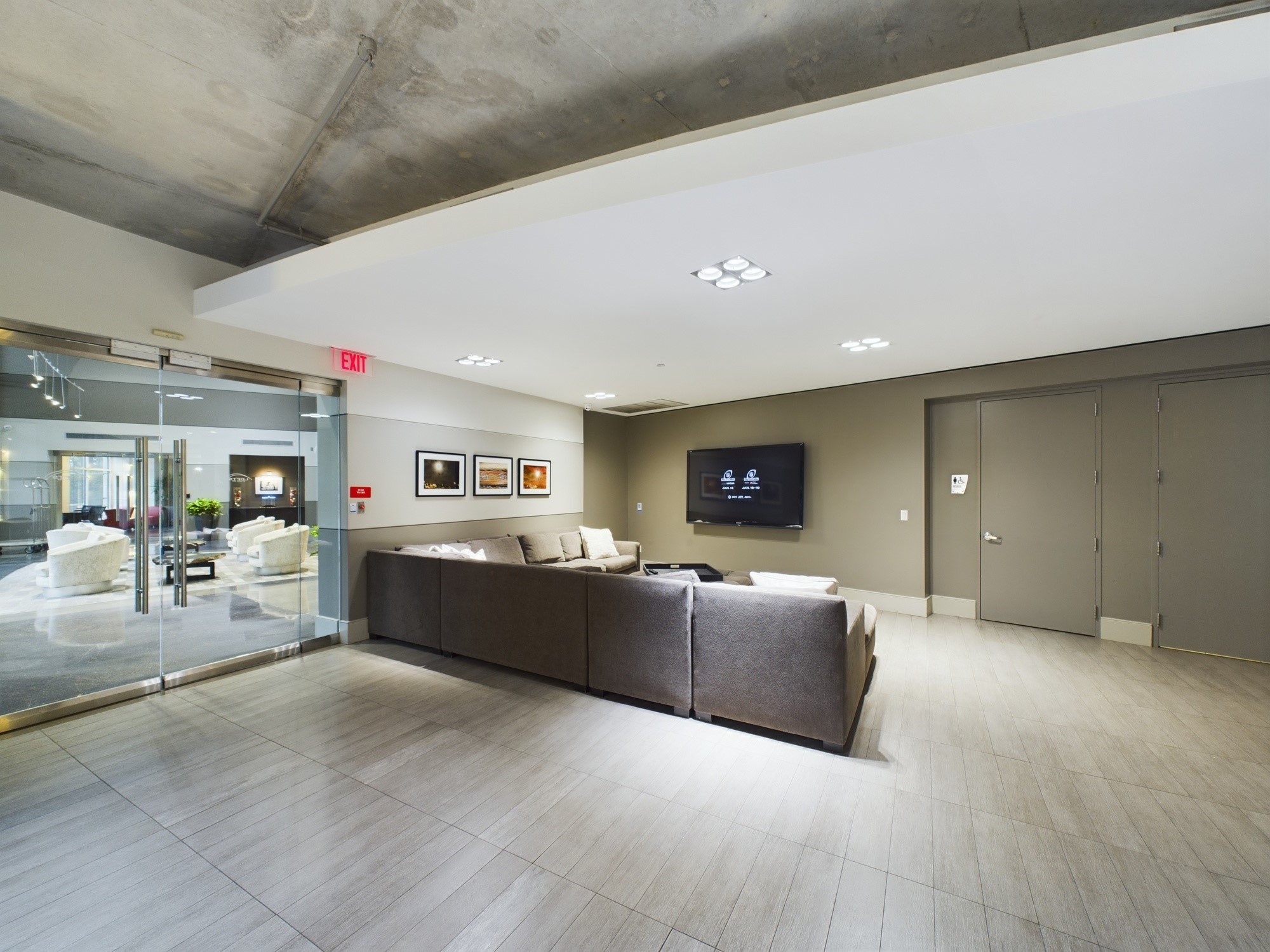 1901 Post Oak Boulevard, Unit 1405 Houston, TX 77056 - Photo 7 of 25 a living room with furniture and a flat screen tv