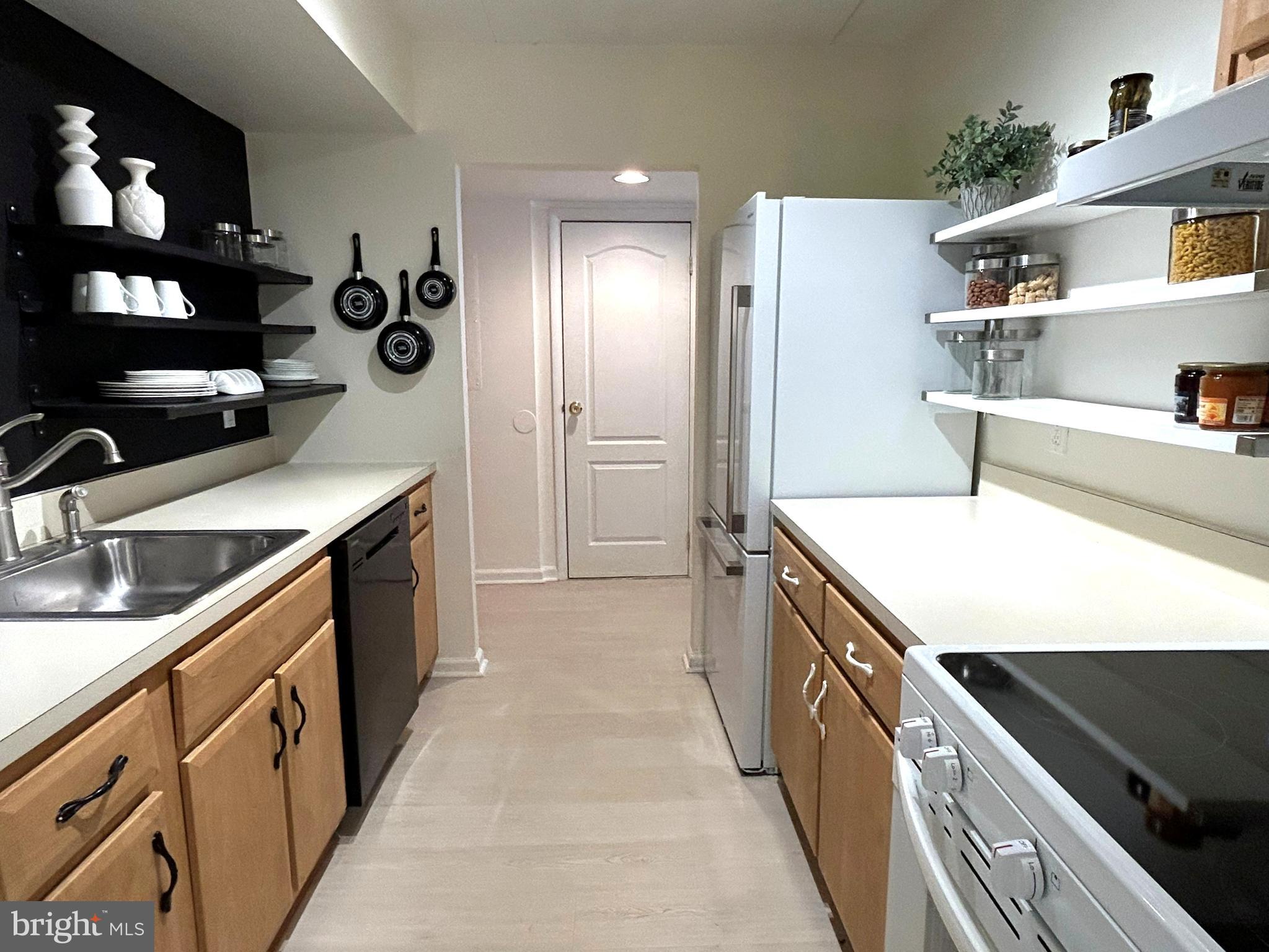 700 Avondale Road, Unit 3J Wallingford, PA 19086 - Photo 7 of 19 Kitchen with new appliances