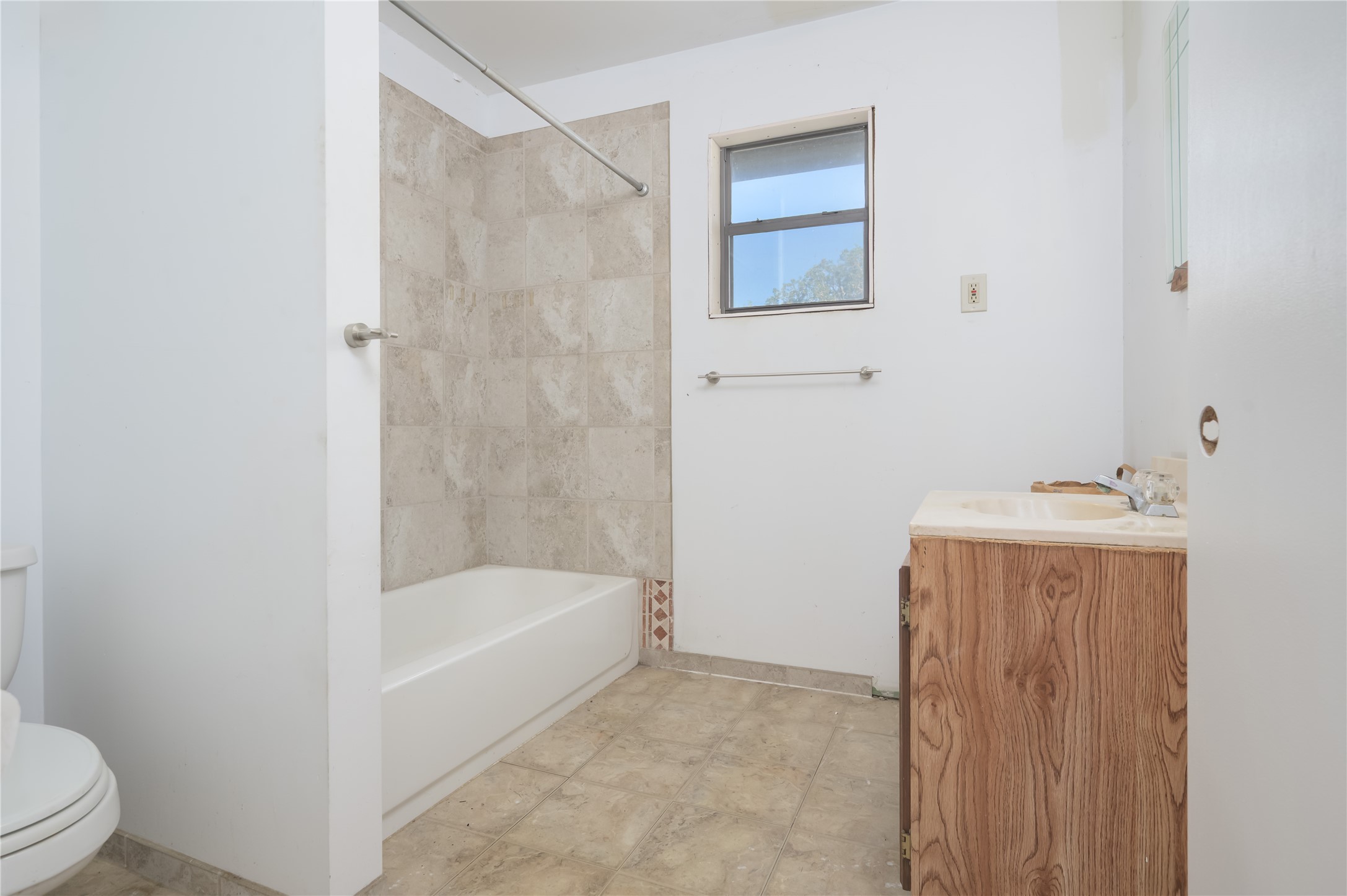 368 Lytton Lane Dale, TX 78616 - Photo 13 of 29 Bathroom with vanity and washtub / shower combination