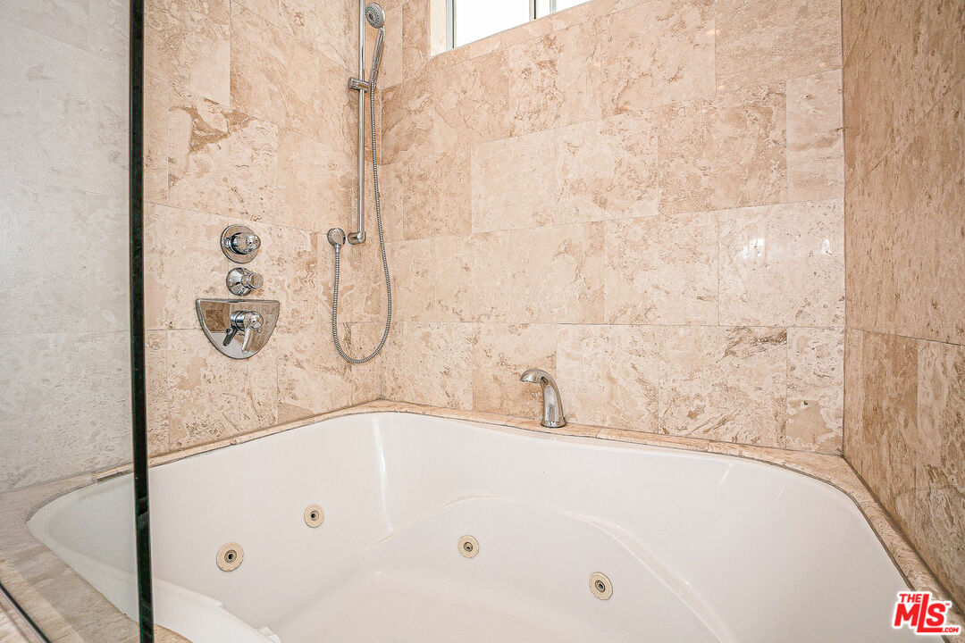 14 Privateer Street, Unit 1 Marina del Rey, CA 90292 - Photo 22 of 32 a bathroom with a tub