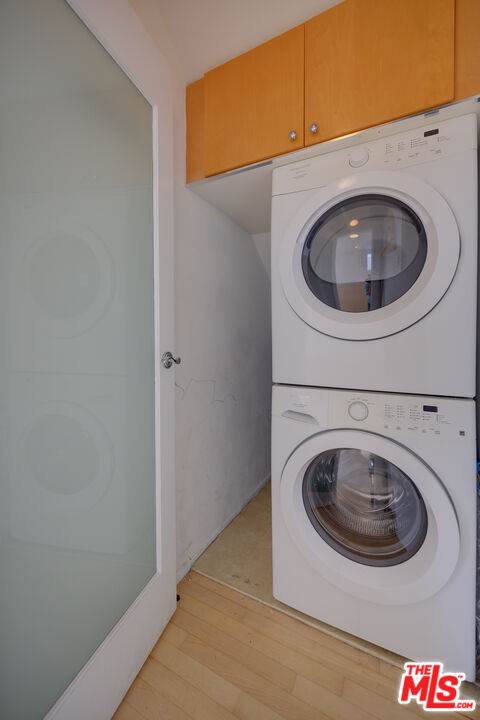 14 Privateer Street, Unit 1 Marina del Rey, CA 90292 - Photo 26 of 32 a utility room with dryer and washer