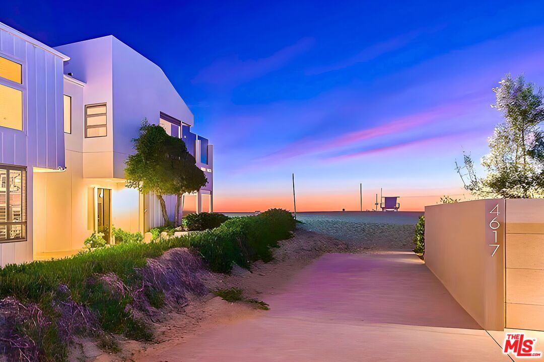 14 Privateer Street, Unit 1 Marina del Rey, CA 90292 - Photo 28 of 32 a view of a street