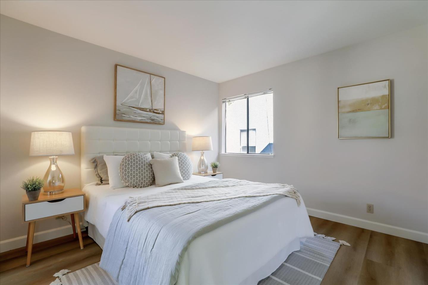 1239 Henderson Avenue, Unit R Sunnyvale, CA 94086 - Photo 23 of 42 a bedroom with a bed and a lamp