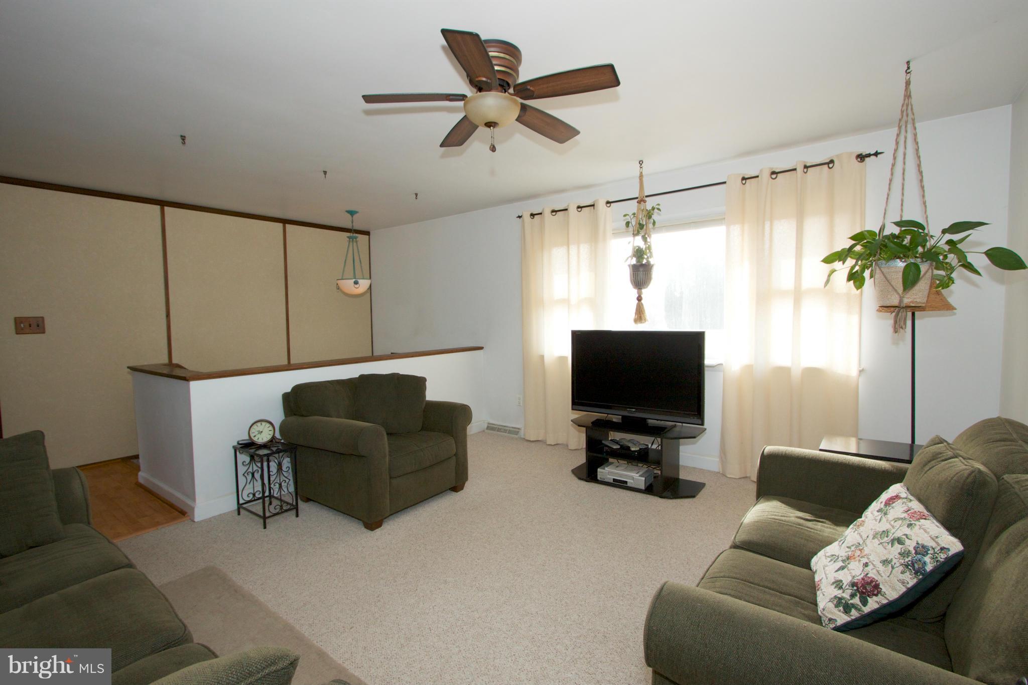 8016 Redstone Road Kingsville, MD 21087 - Photo 3 of 30 Living Room