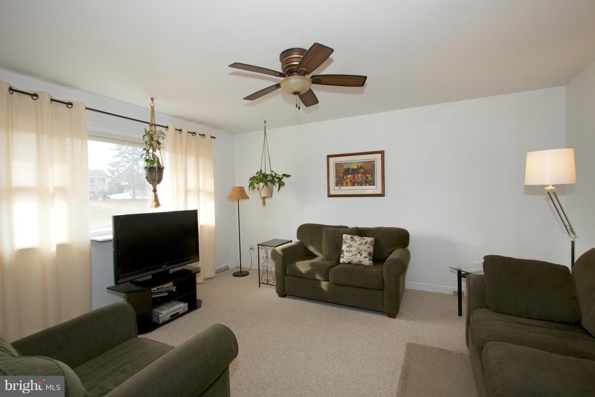 8016 Redstone Road Kingsville, MD 21087 - Photo 4 of 30 Living Room