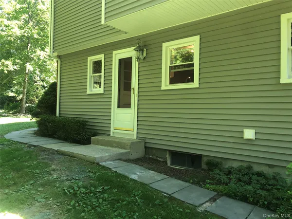 $3,200 | 3213 South Shelley Street, Mohegan Lake, NY 10547