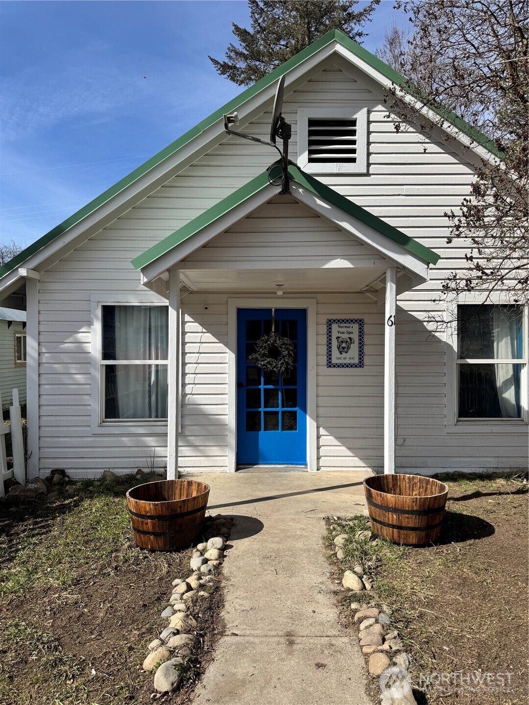 61 North Kean Street Republic, WA 99166 - Photo 3 of 34 a front view of a house with garden