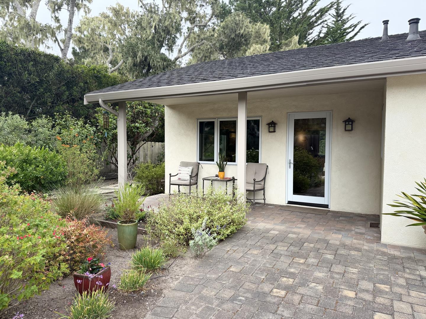 a view of a house with porch and garden