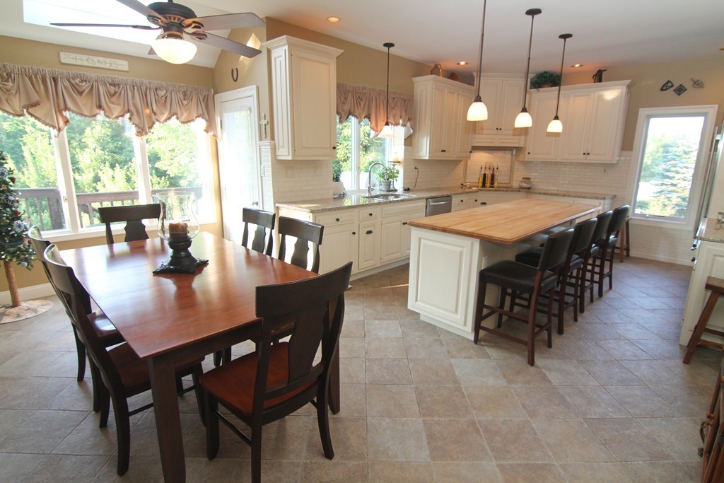 22 Keyes House Road Shrewsbury, MA 01545 - Photo 2 of 27 Gallery Image 2