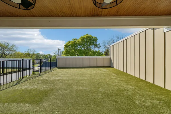 a view of an house with backyard