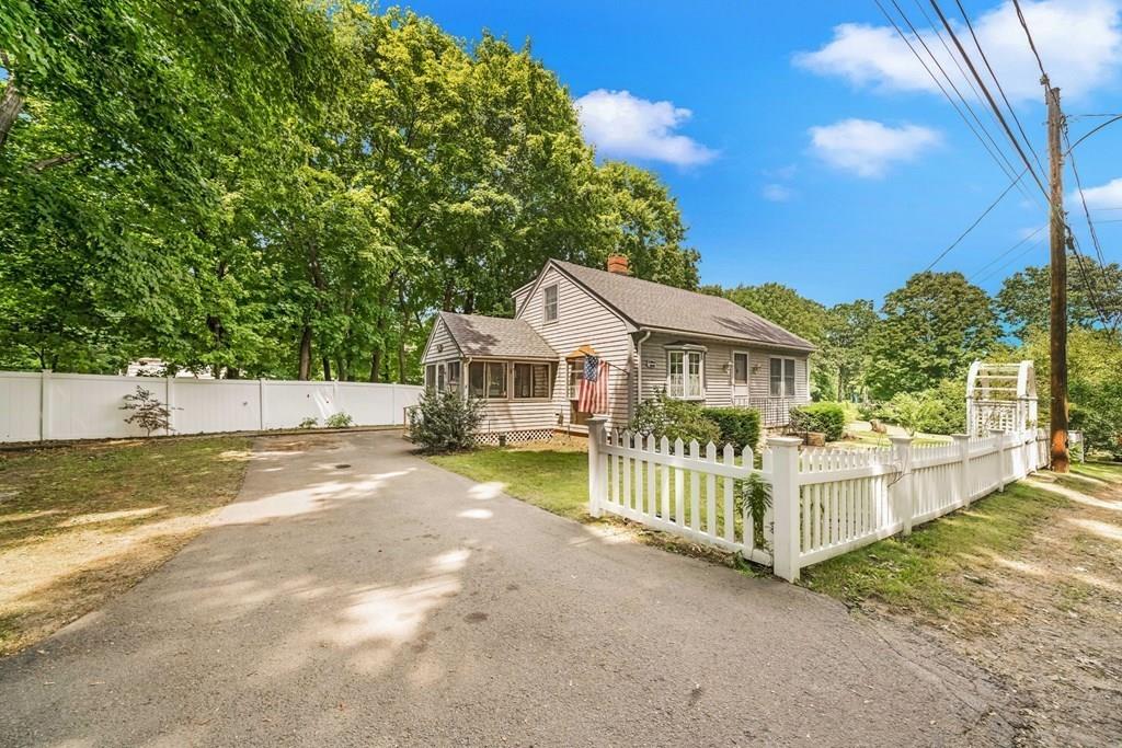 14 Pentucket Avenue Georgetown, MA 01833 - Photo 4 of 37 Gallery Image 4