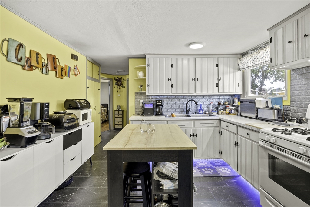 39 Wakefield Street Springfield, MA 01151 - Photo 5 of 28