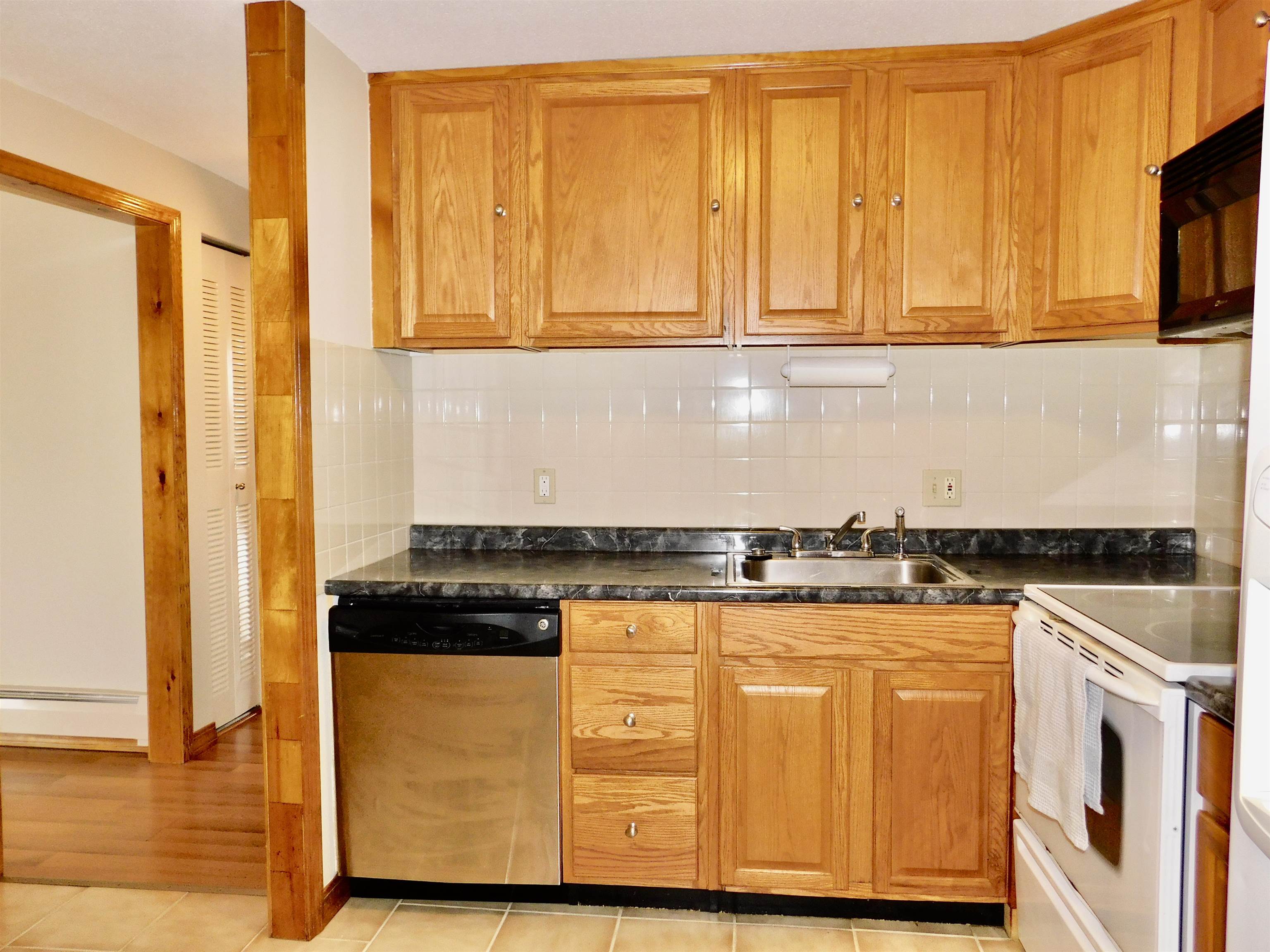 34 English Village Road, Unit 303 Manchester, NH 03102 - Photo 4 of 17 Gallery Image 4