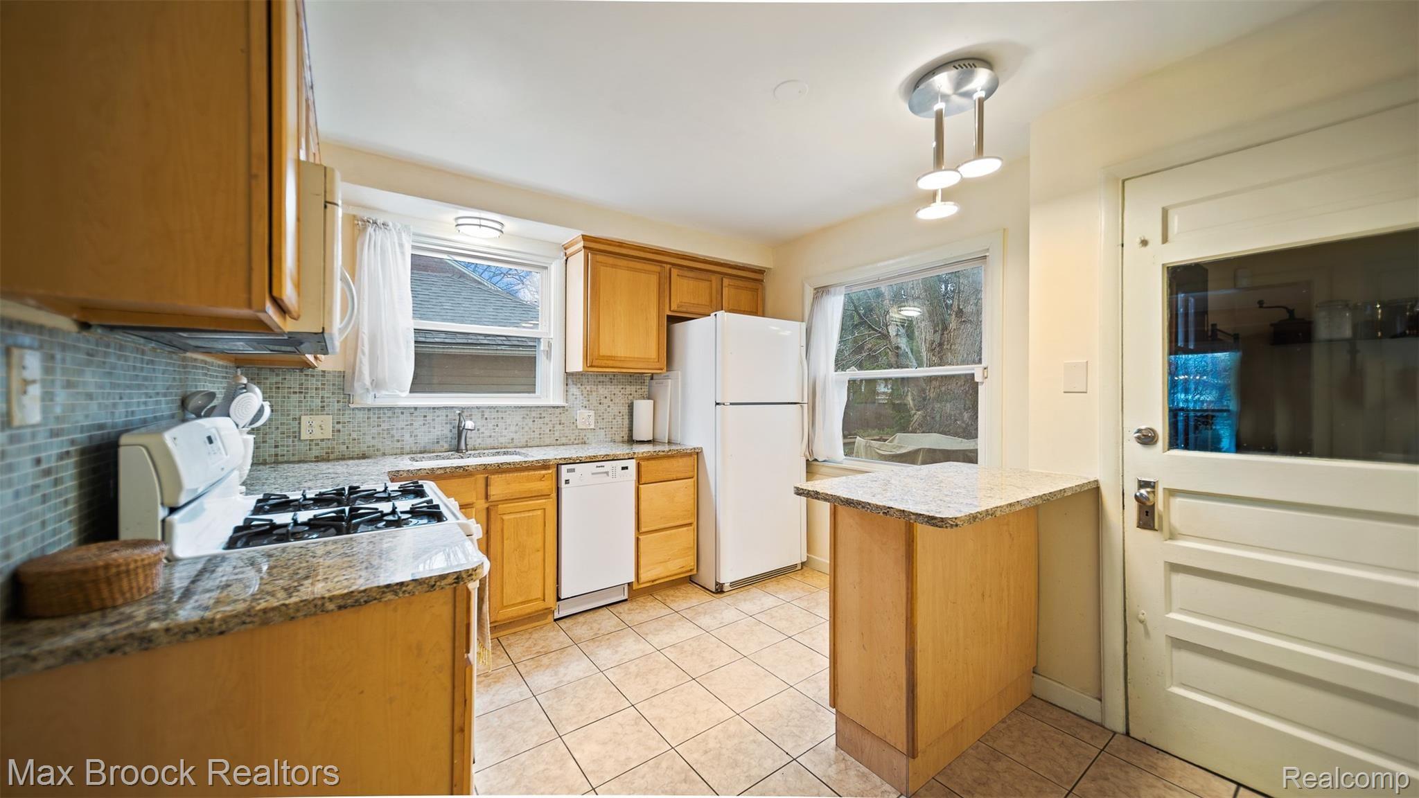 20250 Picadilly Road Detroit, MI 48221 - Photo 8 of 47 Kitchen