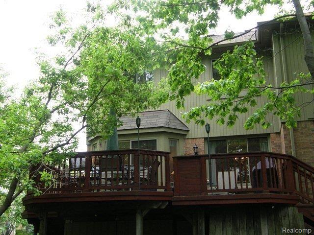 823 Grovecrest Rochester, MI 48307 - Photo 18 of 19 Deck