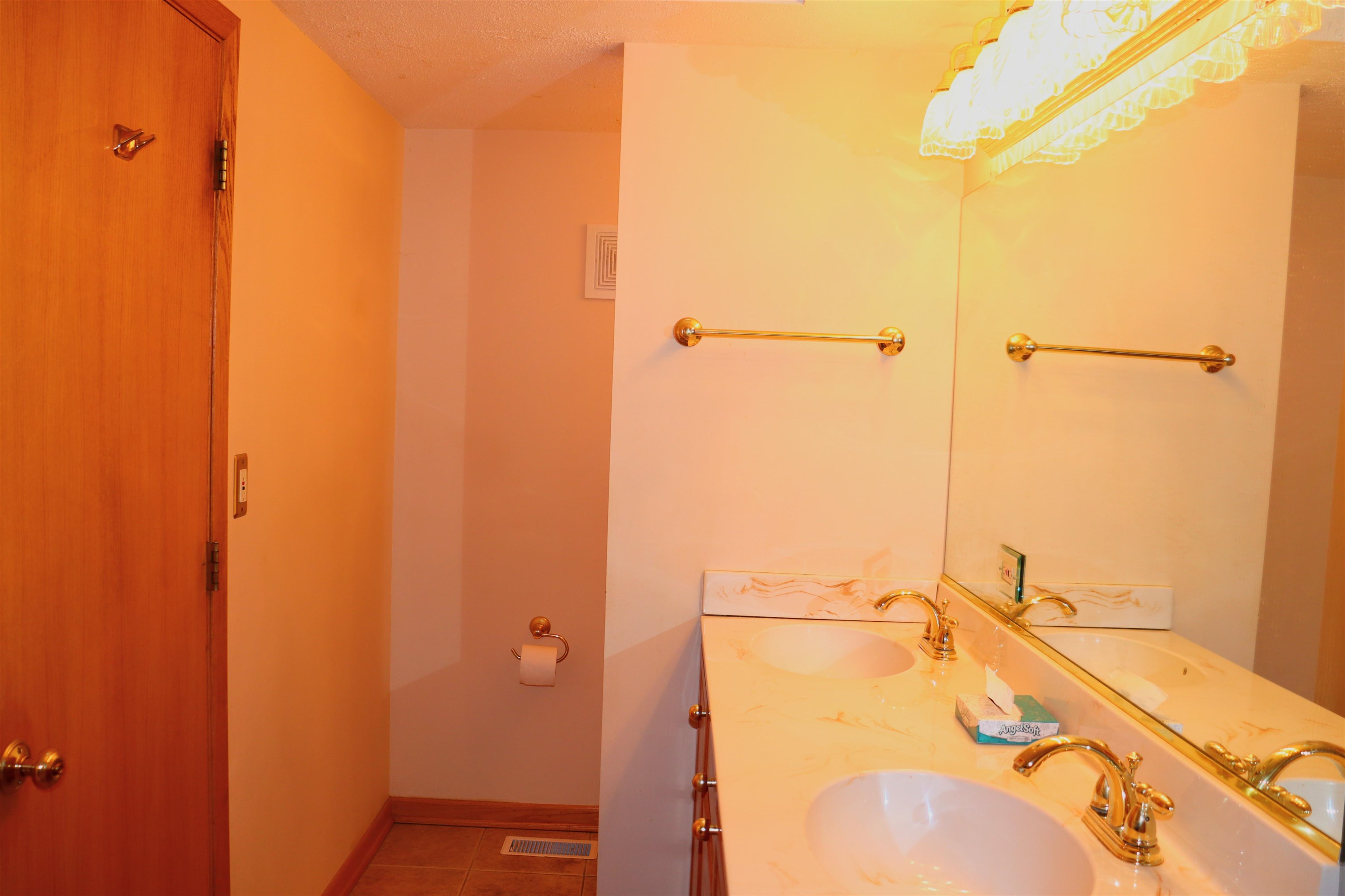 470 Brookside Road North Barrington, IL 60010 - Photo 10 of 38 a bathroom with a tub and shower