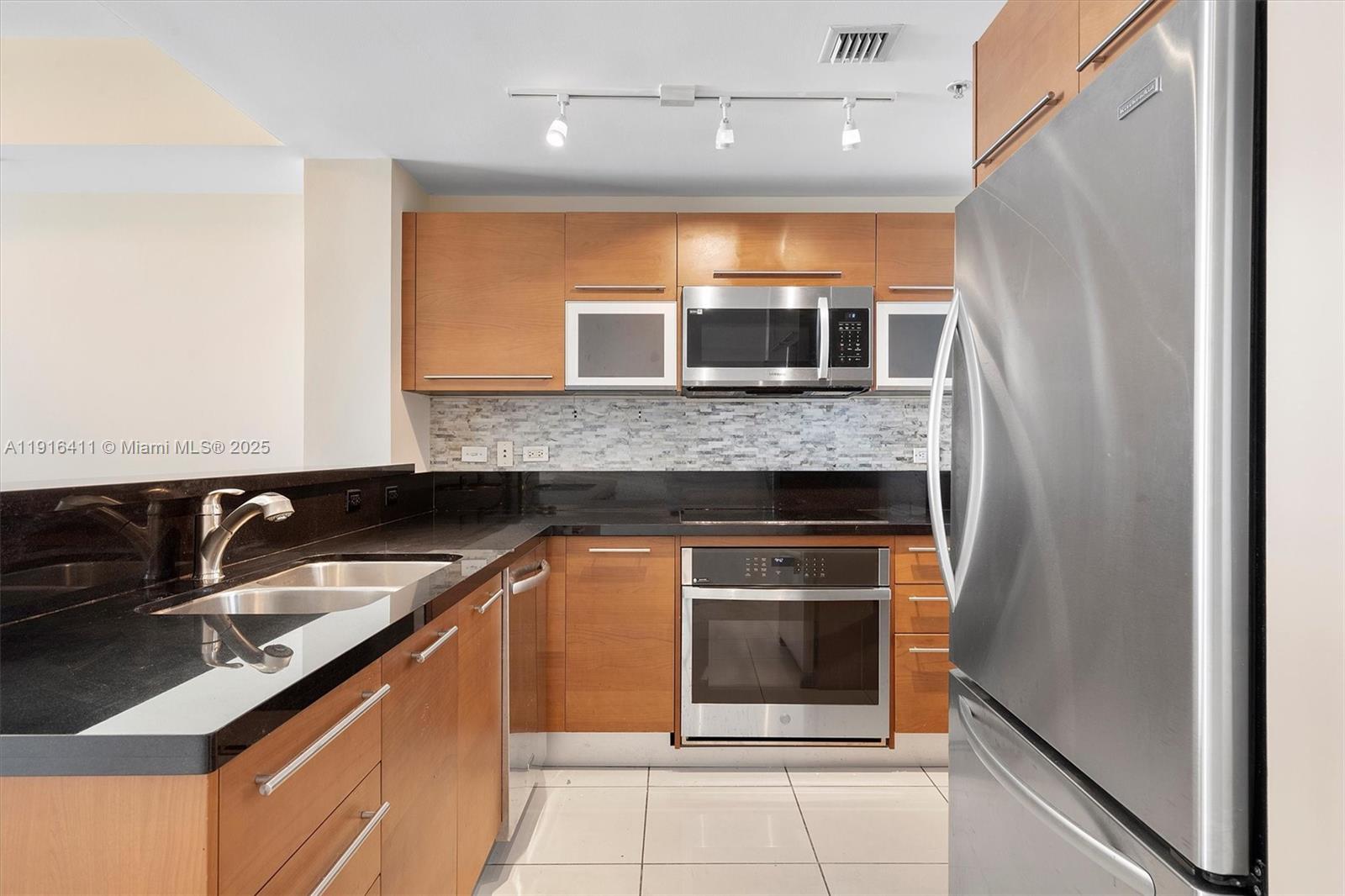 253 Northeast 2nd Street, Unit 1803 Miami, FL 33132 - Photo 9 of 23 a kitchen with a sink and an oven