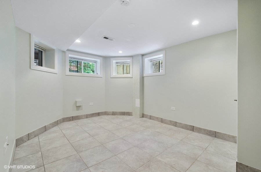 5816 North Ridge Avenue, Unit 1F Chicago, IL 60660 - Photo 12 of 18 a view of an empty room with a window