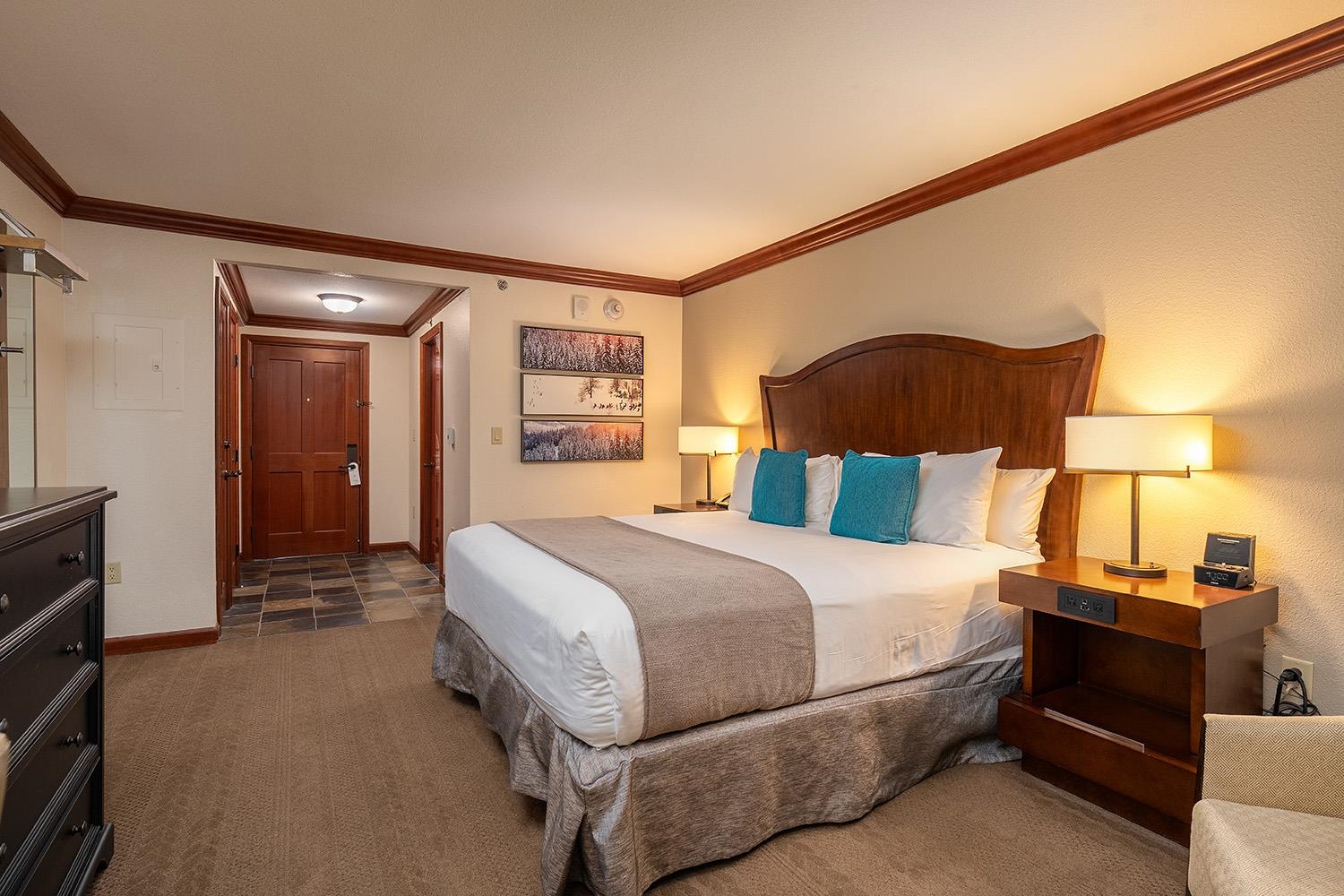 400 Resort Road, Unit 635 Olympic Valley, CA 96146 - Photo 6 of 23 a bedroom with a bed and a lamp