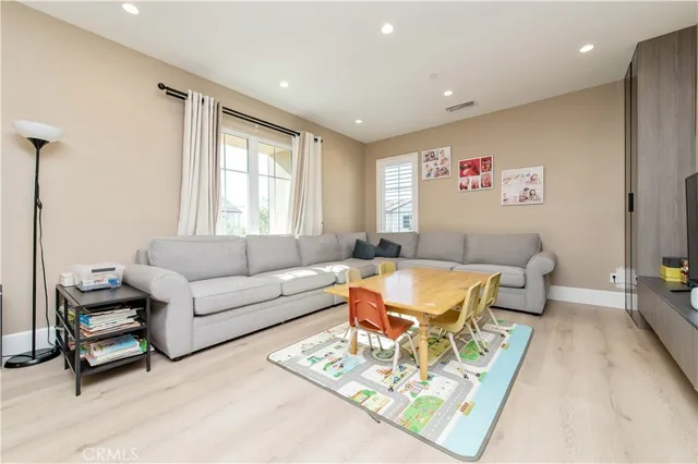 $1,800 | 200 Piazza, Irvine, CA 92602