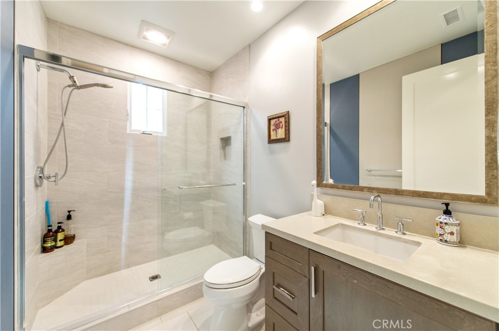 200 Piazza Irvine, CA 92602 - Photo 5 of 37