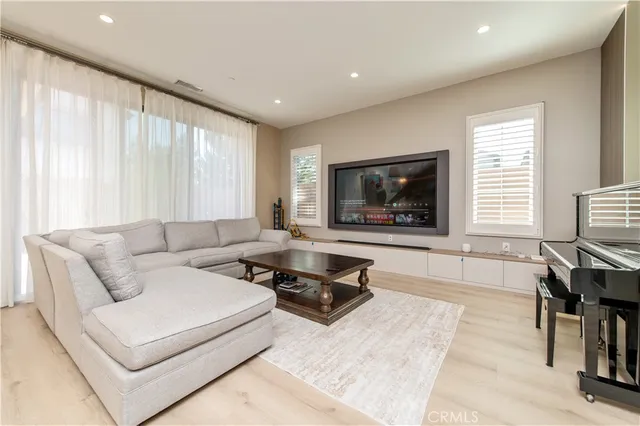 $1,800 | 200 Piazza, Irvine, CA 92602