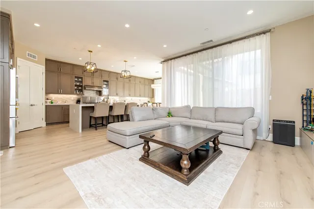 $1,800 | 200 Piazza, Irvine, CA 92602