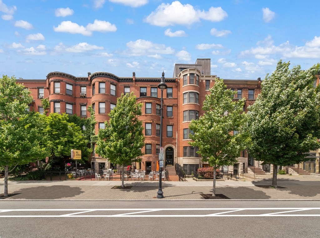 912 Beacon Street Boston, MA 02215 - Photo 2 of 26