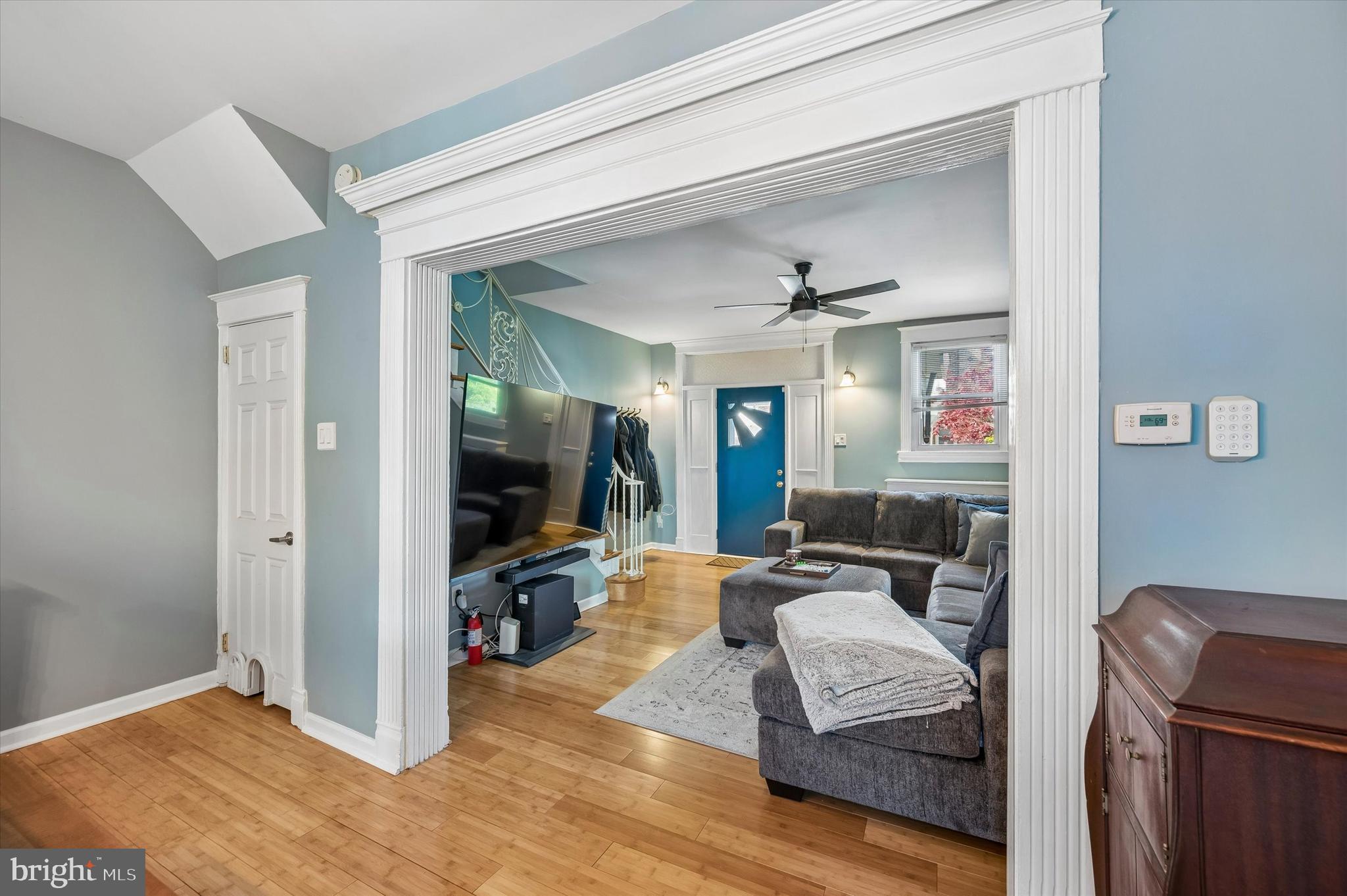 873 Granite Street Philadelphia, PA 19124 - Photo 3 of 24 Living Room
