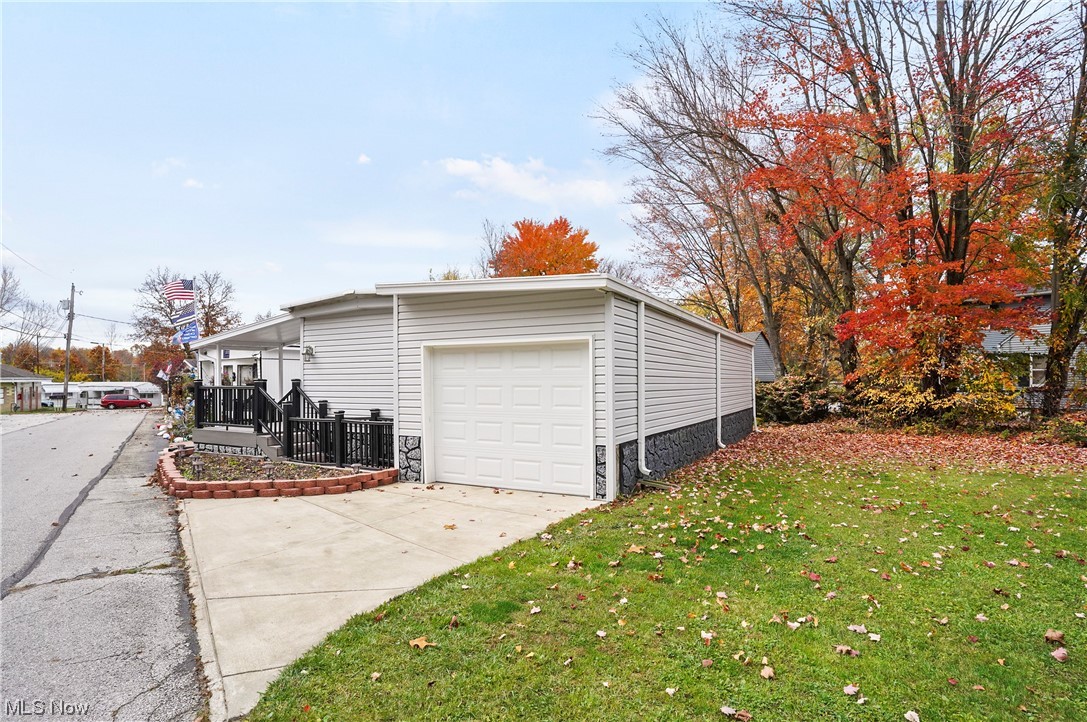 418 East Caston Road, Unit C1 Akron, OH 44319 - Photo 18 of 20 Garage with a lawn