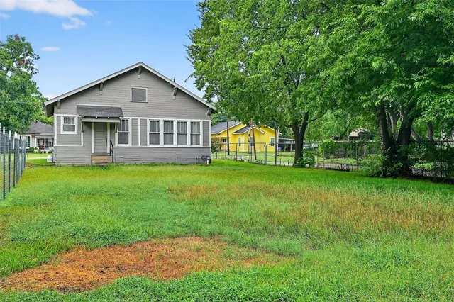 $1,275 | 300 West Moore Street, Sherman, TX 75090