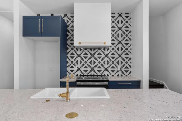 $2,400 | 106 Bank, Unit 103, San Antonio, TX 78204