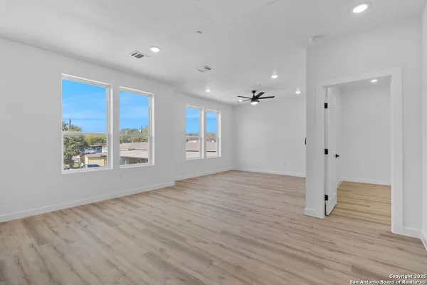 $2,400 | 106 Bank, Unit 103, San Antonio, TX 78204