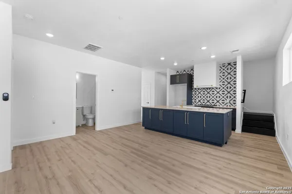 $2,400 | 106 Bank, Unit 103, San Antonio, TX 78204