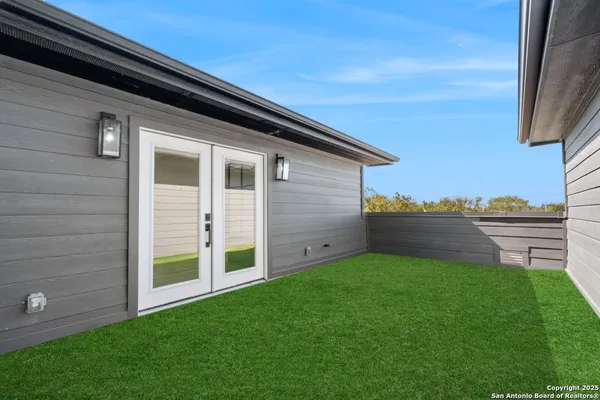 $2,400 | 106 Bank, Unit 103, San Antonio, TX 78204