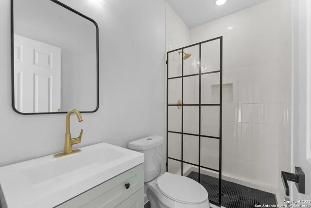 $2,400 | 106 Bank, Unit 103, San Antonio, TX 78204