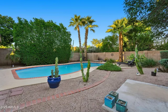 a view of the street with an houses