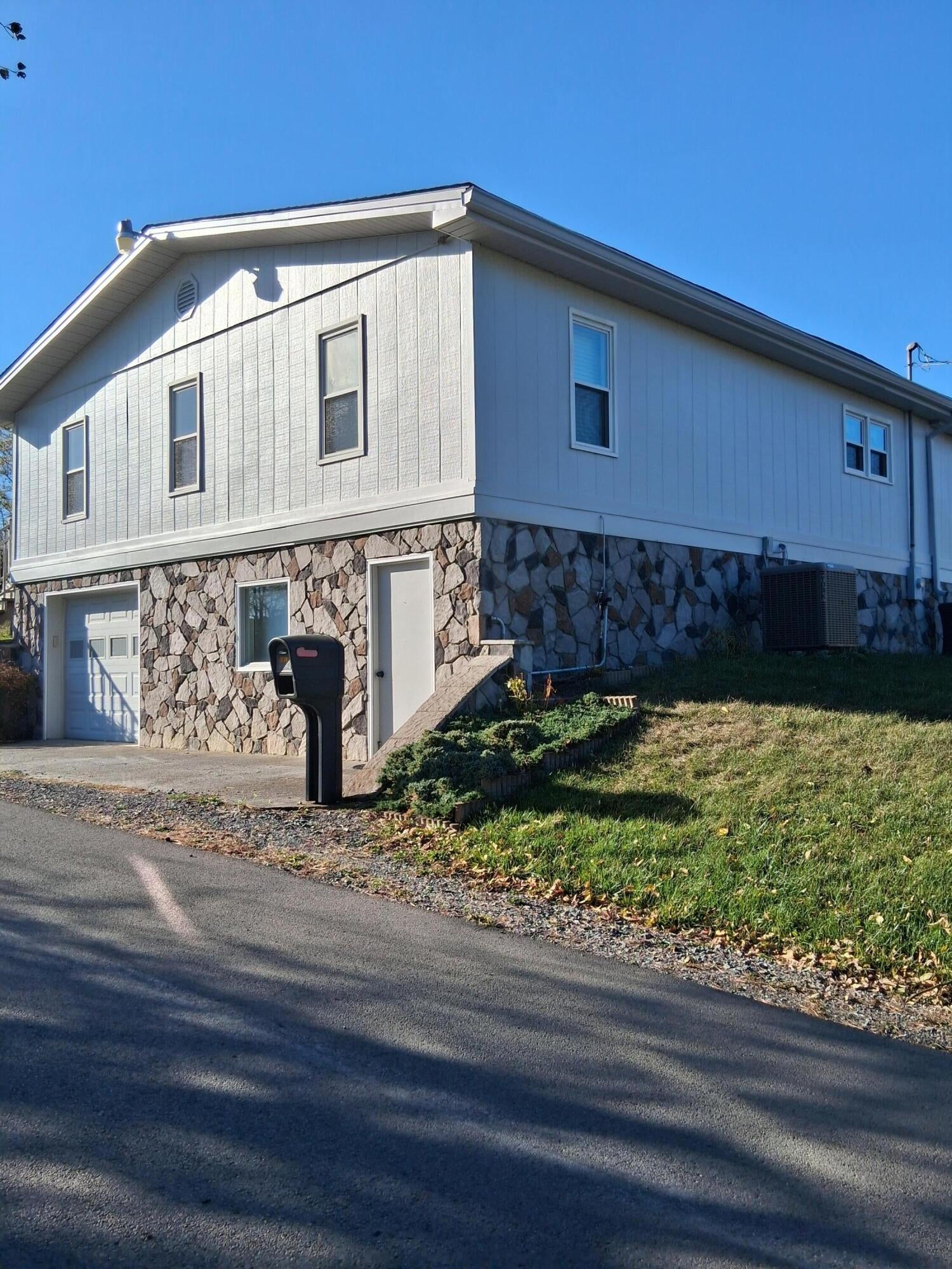 1477 Hartwell Road Hinton, WV 25951 - Photo 2 of 38 Gallery Image 2